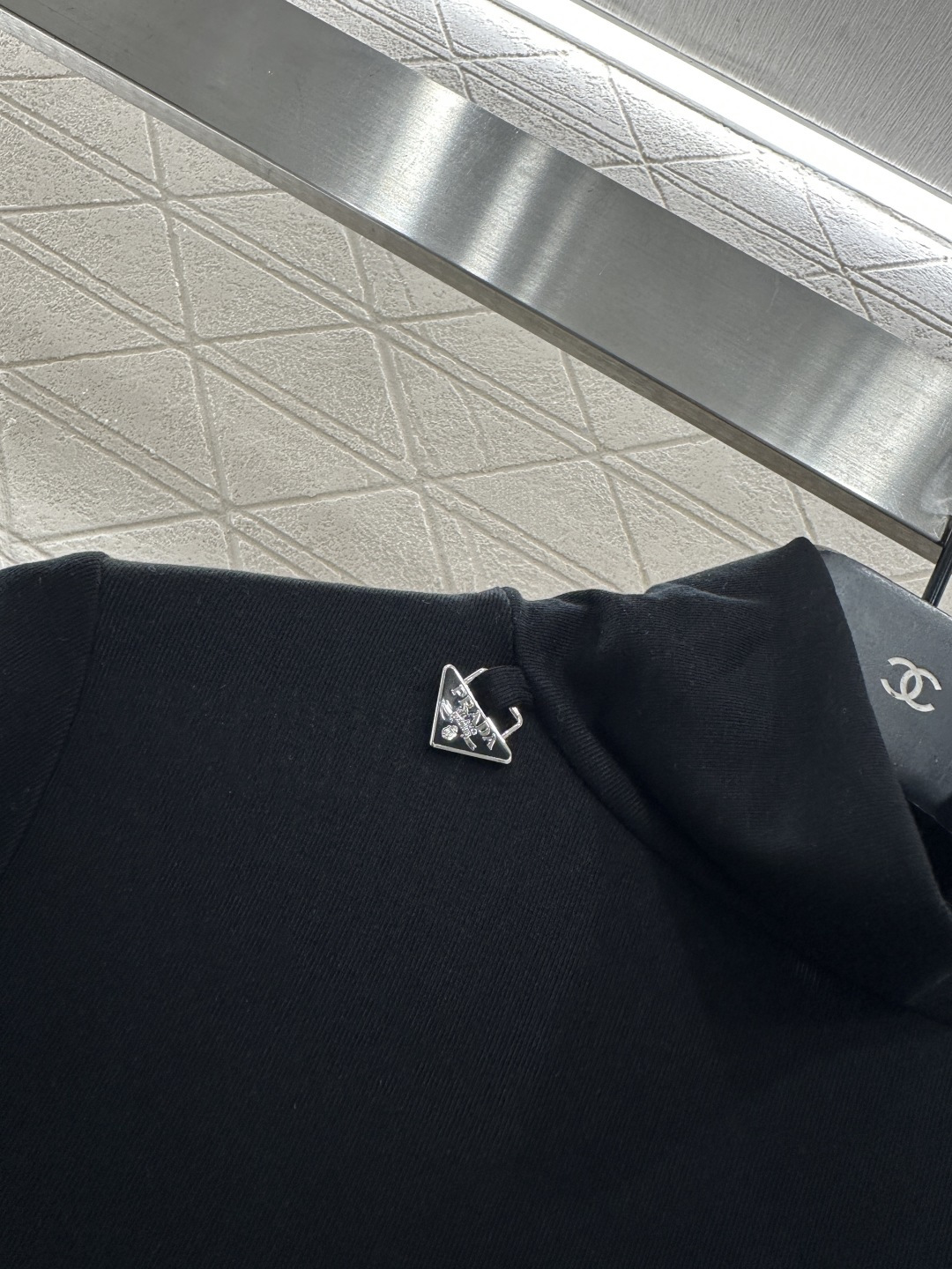 ♥Prad*♥2025新品上架 高领金属徽标打底衫定制YB天丝羊毛材质，柔软细腻，质感舒适，高领打底衫剪