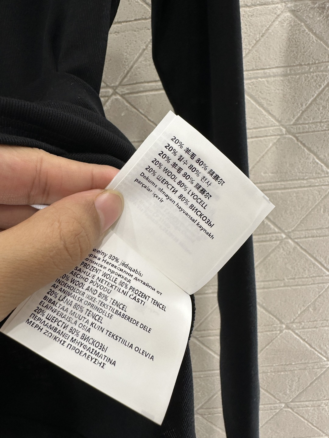 ♥Prad*♥2025新品上架 高领金属徽标打底衫定制YB天丝羊毛材质，柔软细腻，质感舒适，高领打底衫剪