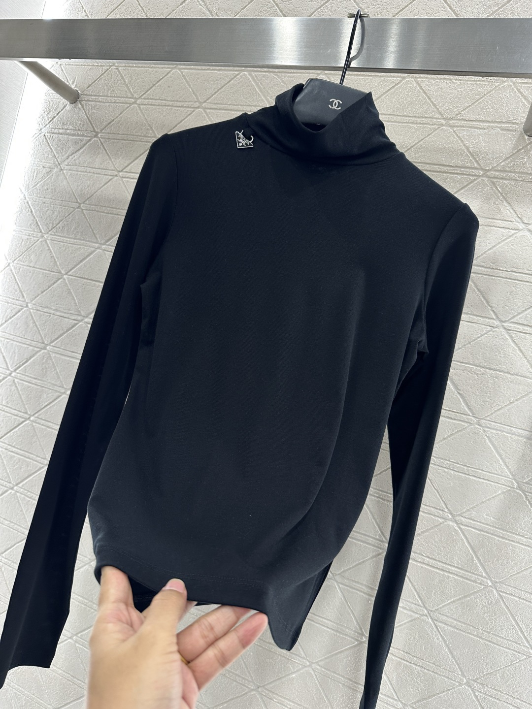 ♥Prad*♥2025新品上架 高领金属徽标打底衫定制YB天丝羊毛材质，柔软细腻，质感舒适，高领打底衫剪