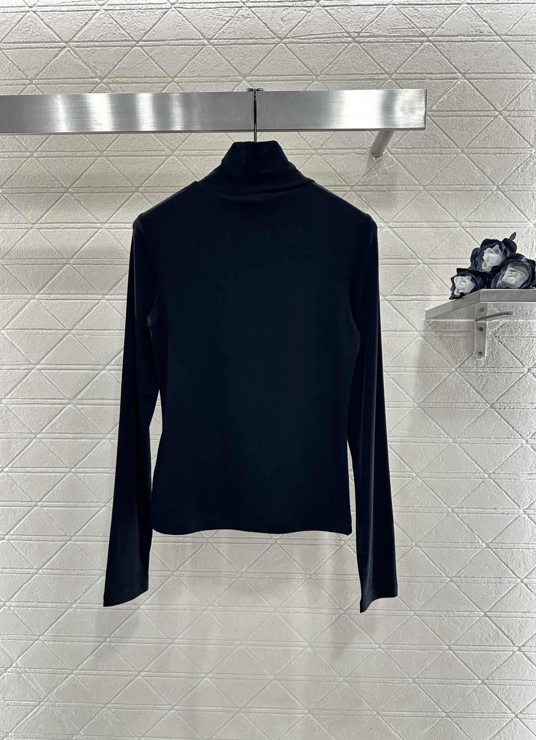 ♥Prad*♥2025新品上架 高领金属徽标打底衫定制YB天丝羊毛材质，柔软细腻，质感舒适，高领打底衫剪