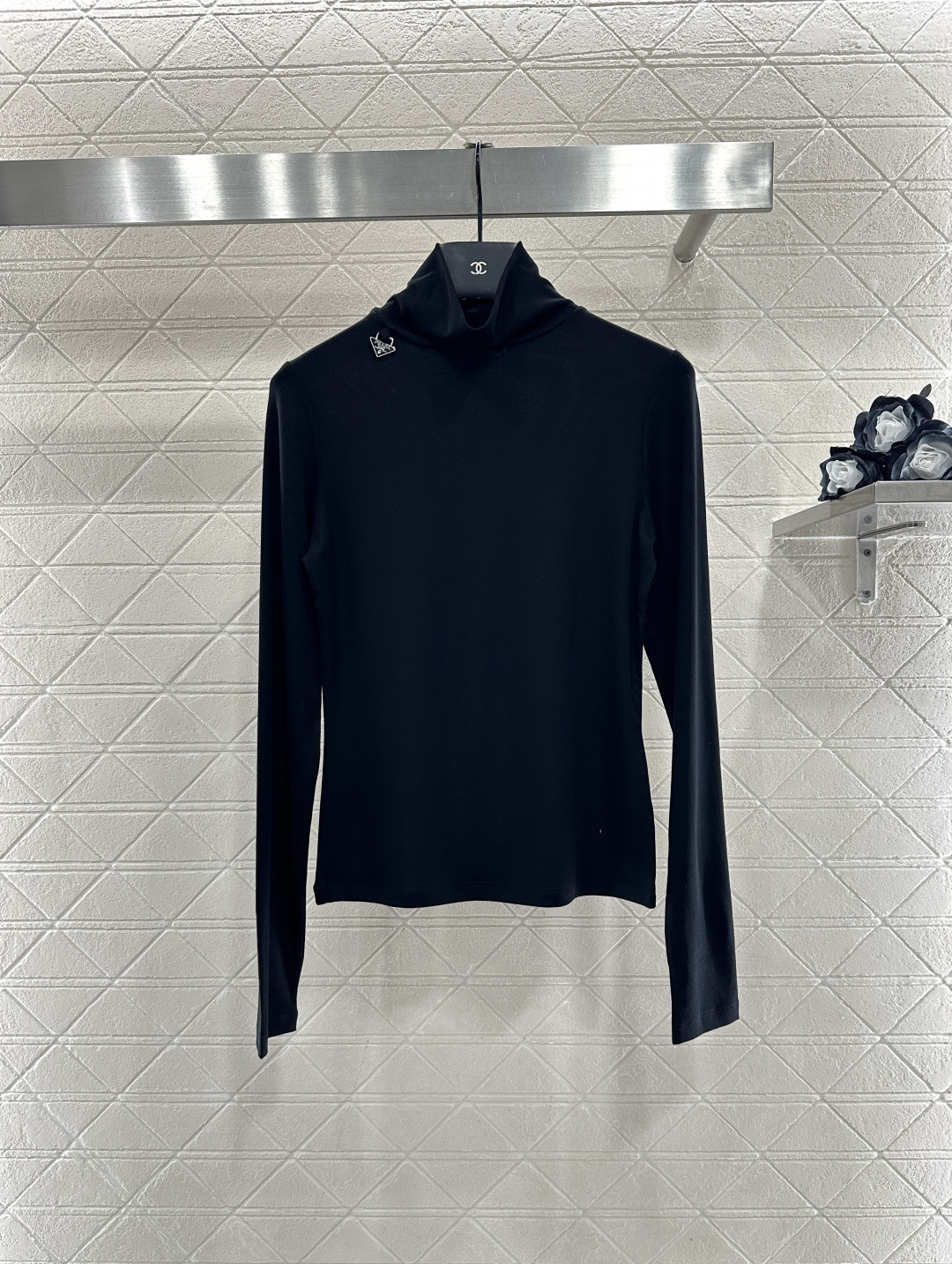 ♥Prad*♥2025新品上架 高领金属徽标打底衫定制YB天丝羊毛材质，柔软细腻，质感舒适，高领打底衫剪