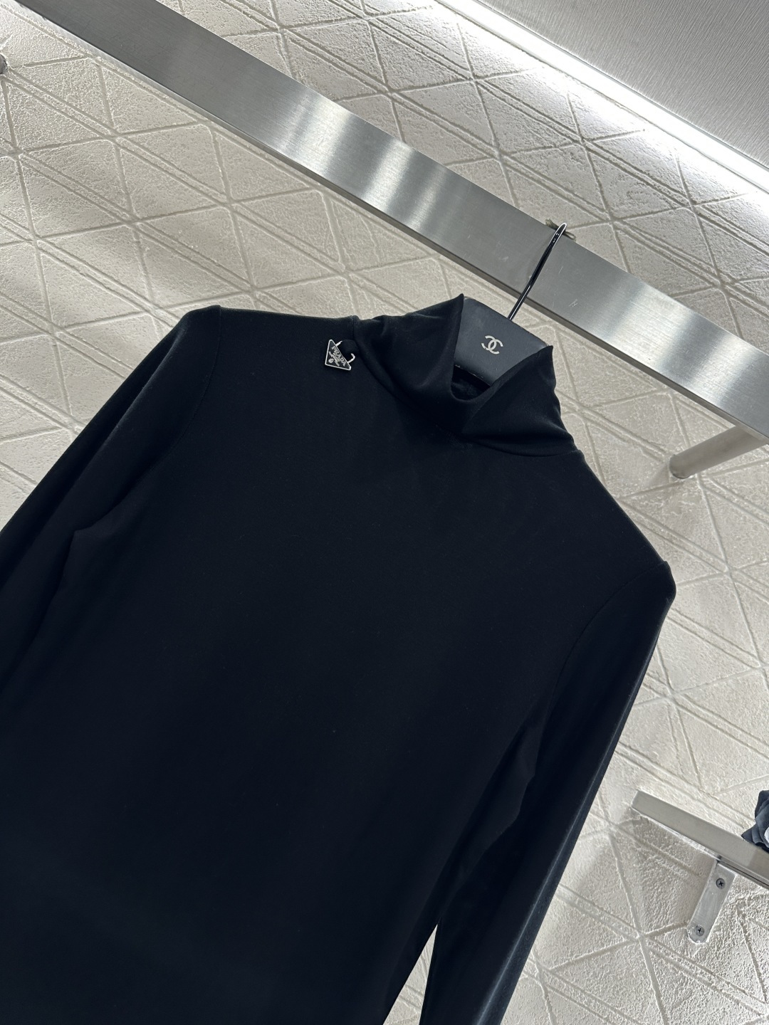 ♥Prad*♥2025新品上架 高领金属徽标打底衫定制YB天丝羊毛材质，柔软细腻，质感舒适，高领打底衫剪