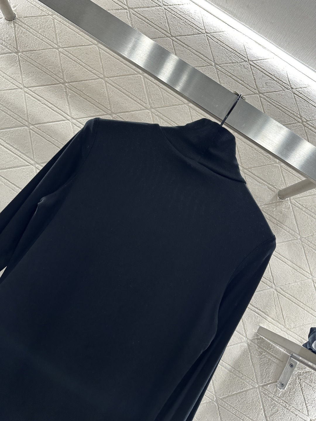 ♥Prad*♥2025新品上架 高领金属徽标打底衫定制YB天丝羊毛材质，柔软细腻，质感舒适，高领打底衫剪