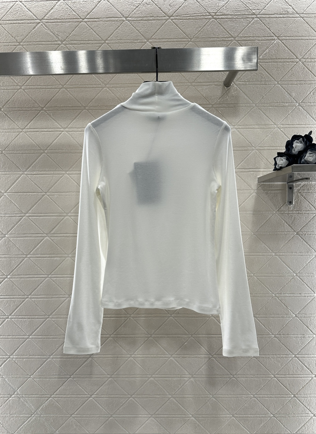 ♥Prad*♥2025新品上架 高领金属徽标打底衫定制YB天丝羊毛材质，柔软细腻，质感舒适，高领打底衫剪