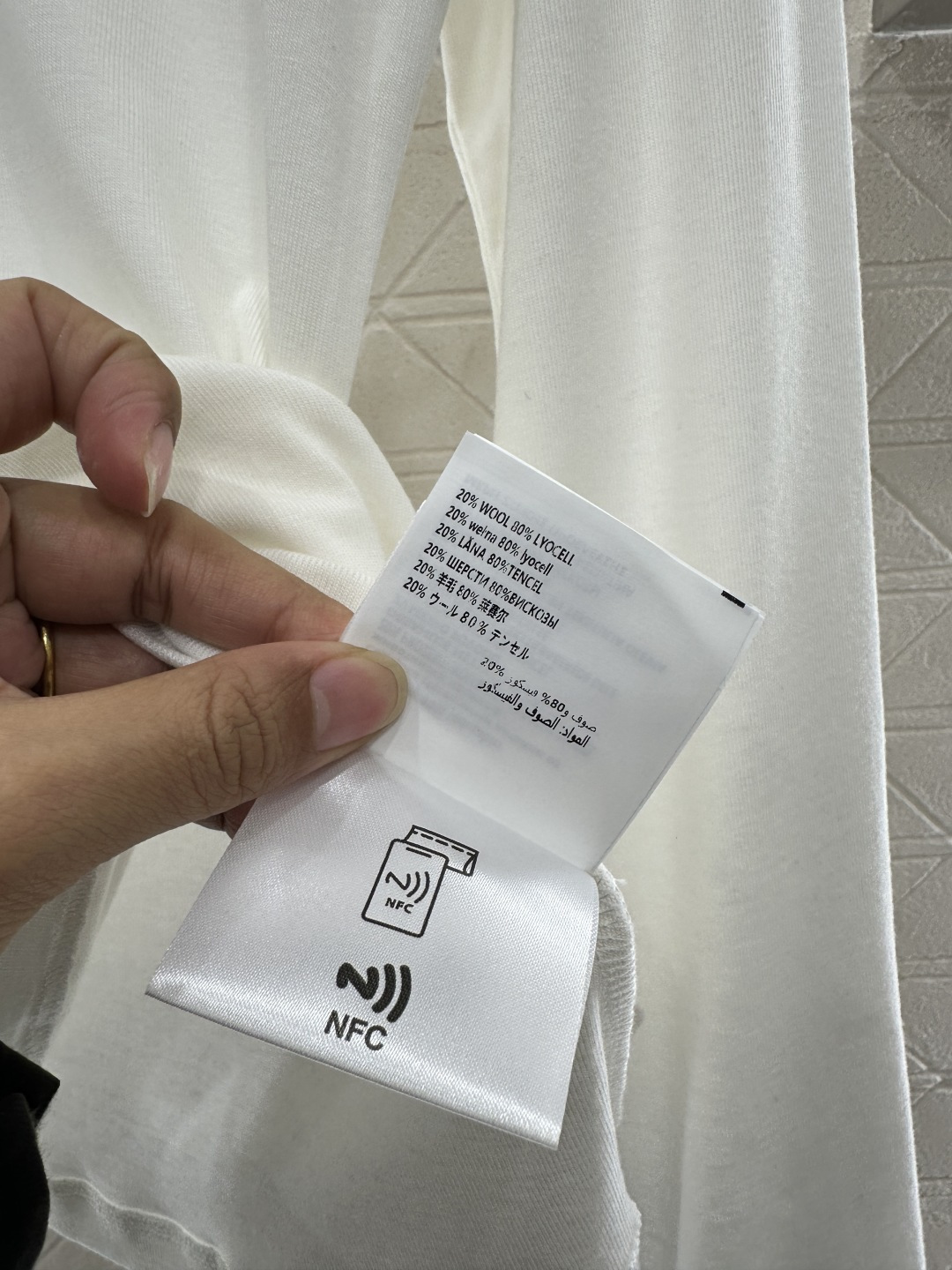 ♥Prad*♥2025新品上架 高领金属徽标打底衫定制YB天丝羊毛材质，柔软细腻，质感舒适，高领打底衫剪