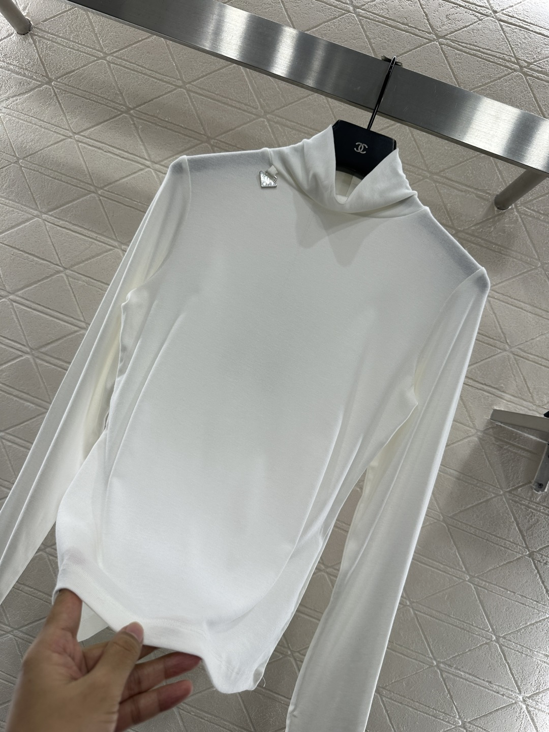 ♥Prad*♥2025新品上架 高领金属徽标打底衫定制YB天丝羊毛材质，柔软细腻，质感舒适，高领打底衫剪