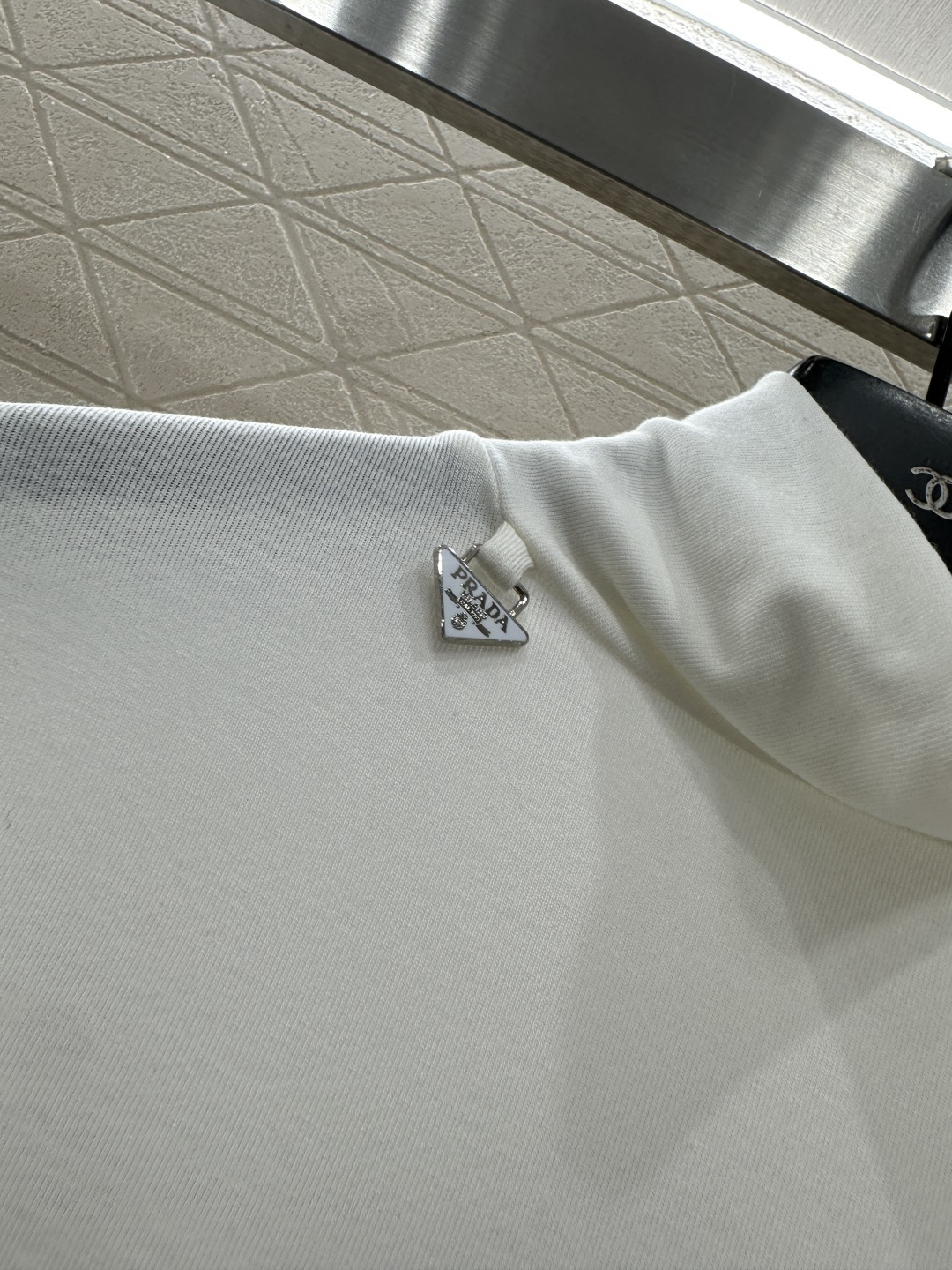 ♥Prad*♥2025新品上架 高领金属徽标打底衫定制YB天丝羊毛材质，柔软细腻，质感舒适，高领打底衫剪