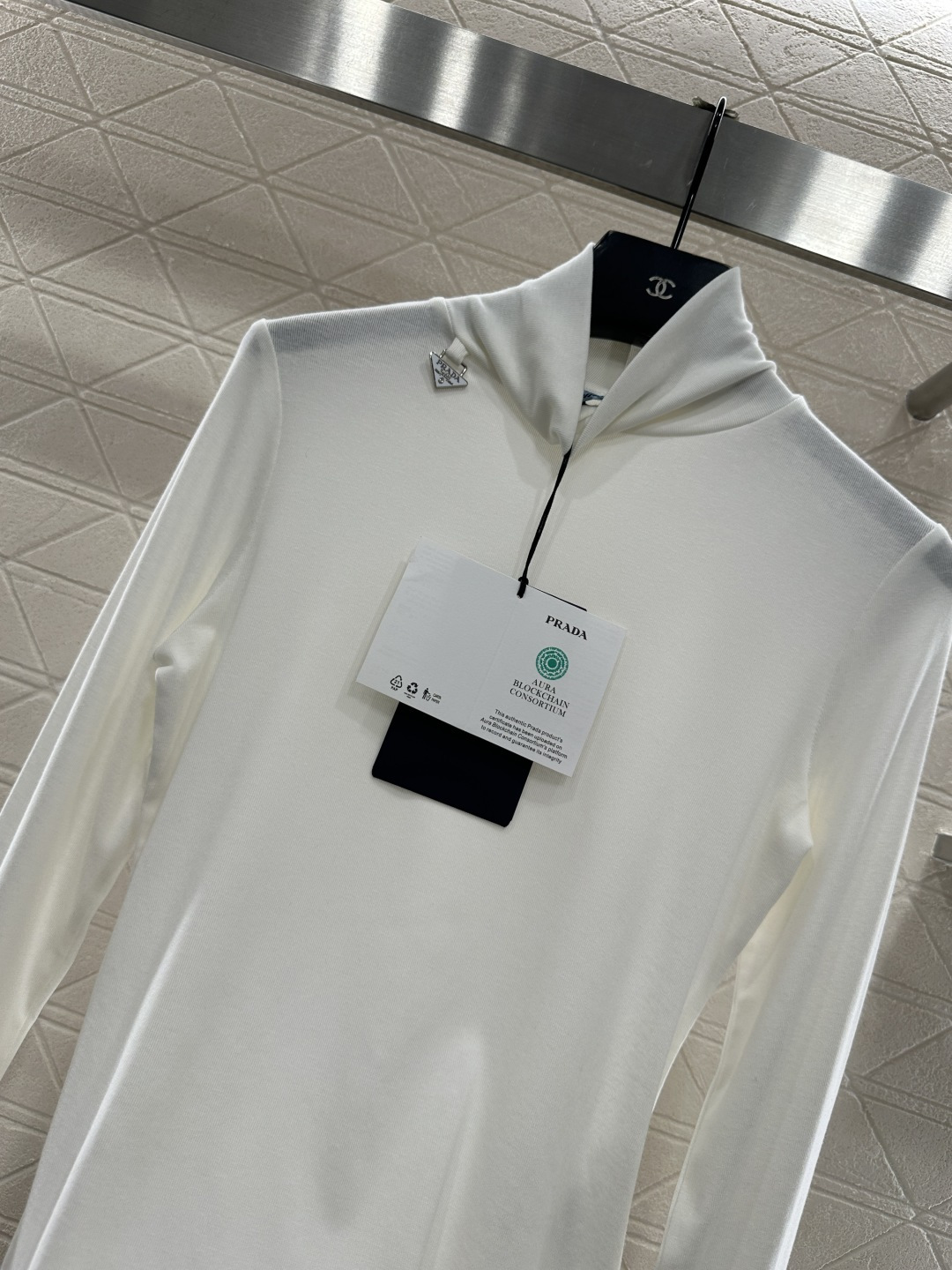 ♥Prad*♥2025新品上架 高领金属徽标打底衫定制YB天丝羊毛材质，柔软细腻，质感舒适，高领打底衫剪