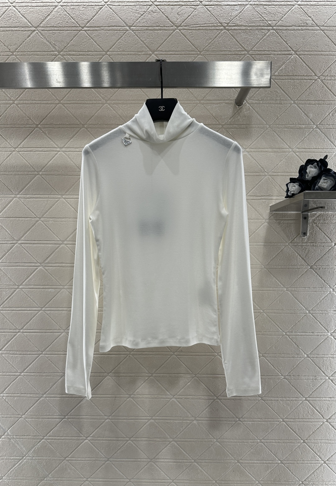 ♥Prad*♥2025新品上架 高领金属徽标打底衫定制YB天丝羊毛材质，柔软细腻，质感舒适，高领打底衫剪