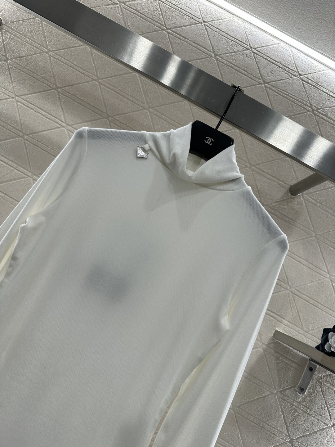 ♥Prad*♥2025新品上架 高领金属徽标打底衫定制YB天丝羊毛材质，柔软细腻，质感舒适，高领打底衫剪