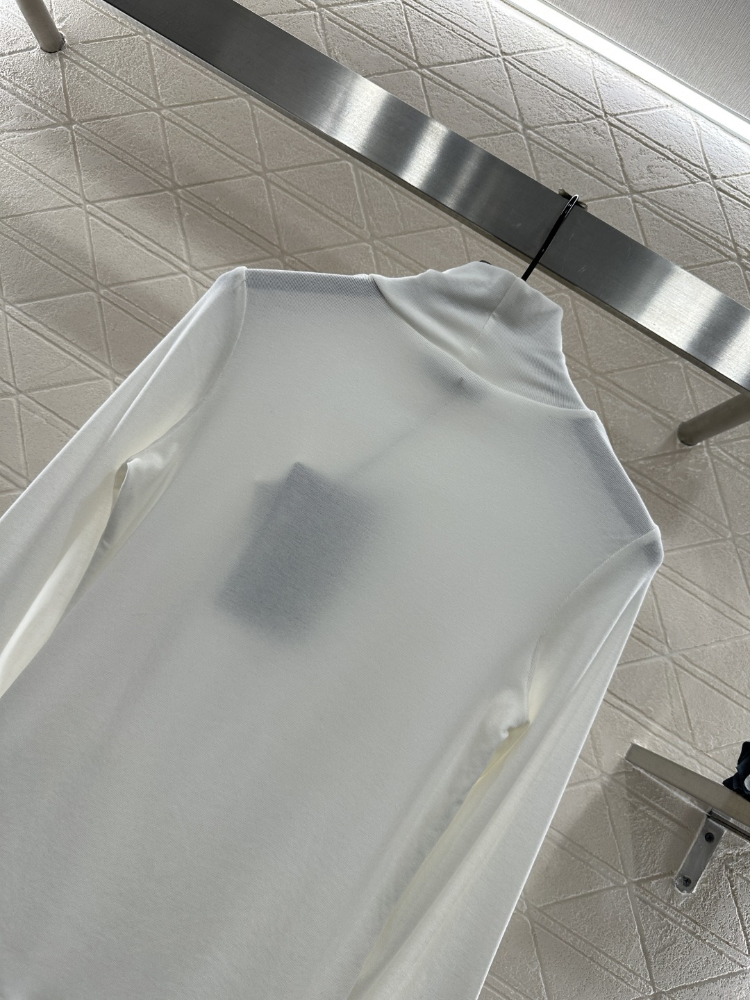 ♥Prad*♥2025新品上架 高领金属徽标打底衫定制YB天丝羊毛材质，柔软细腻，质感舒适，高领打底衫剪