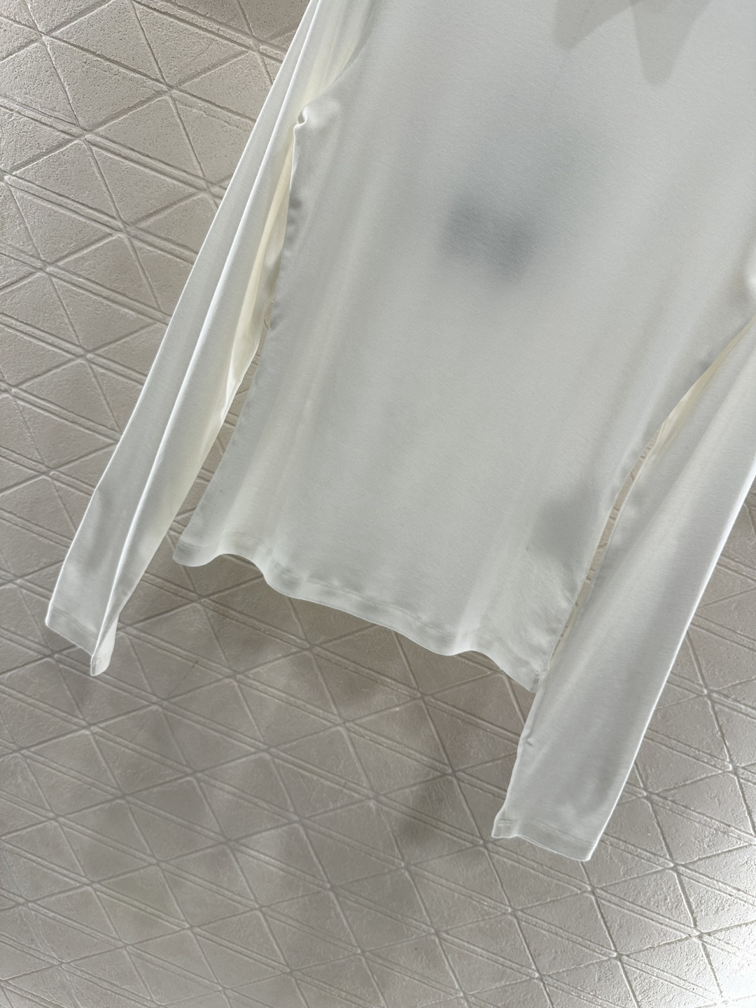 ♥Prad*♥2025新品上架 高领金属徽标打底衫定制YB天丝羊毛材质，柔软细腻，质感舒适，高领打底衫剪