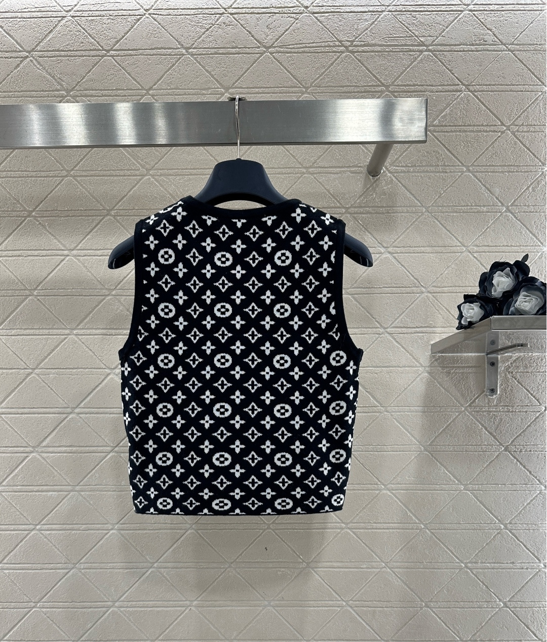 ♥Louis Vuitto*♥2025新品上架 水钻锁扣提花针织背心定制YB羊毛纱线织造，质感细腻，穿搭