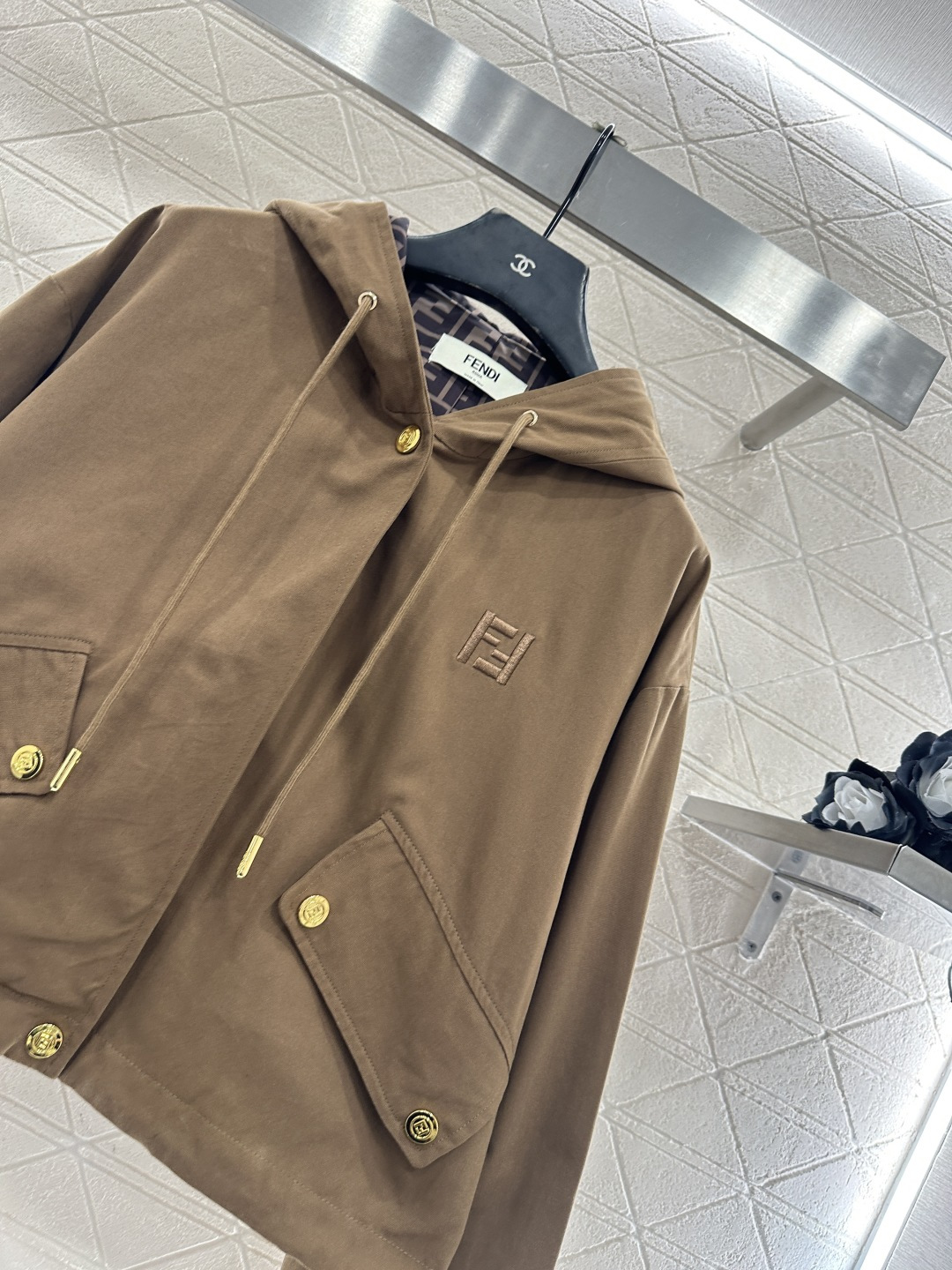 ♥Fend*♥2025新品上架 连帽抽绳夹克外套定制YB进口材质，挺括有型，质感高级，连帽夹克外套，打造