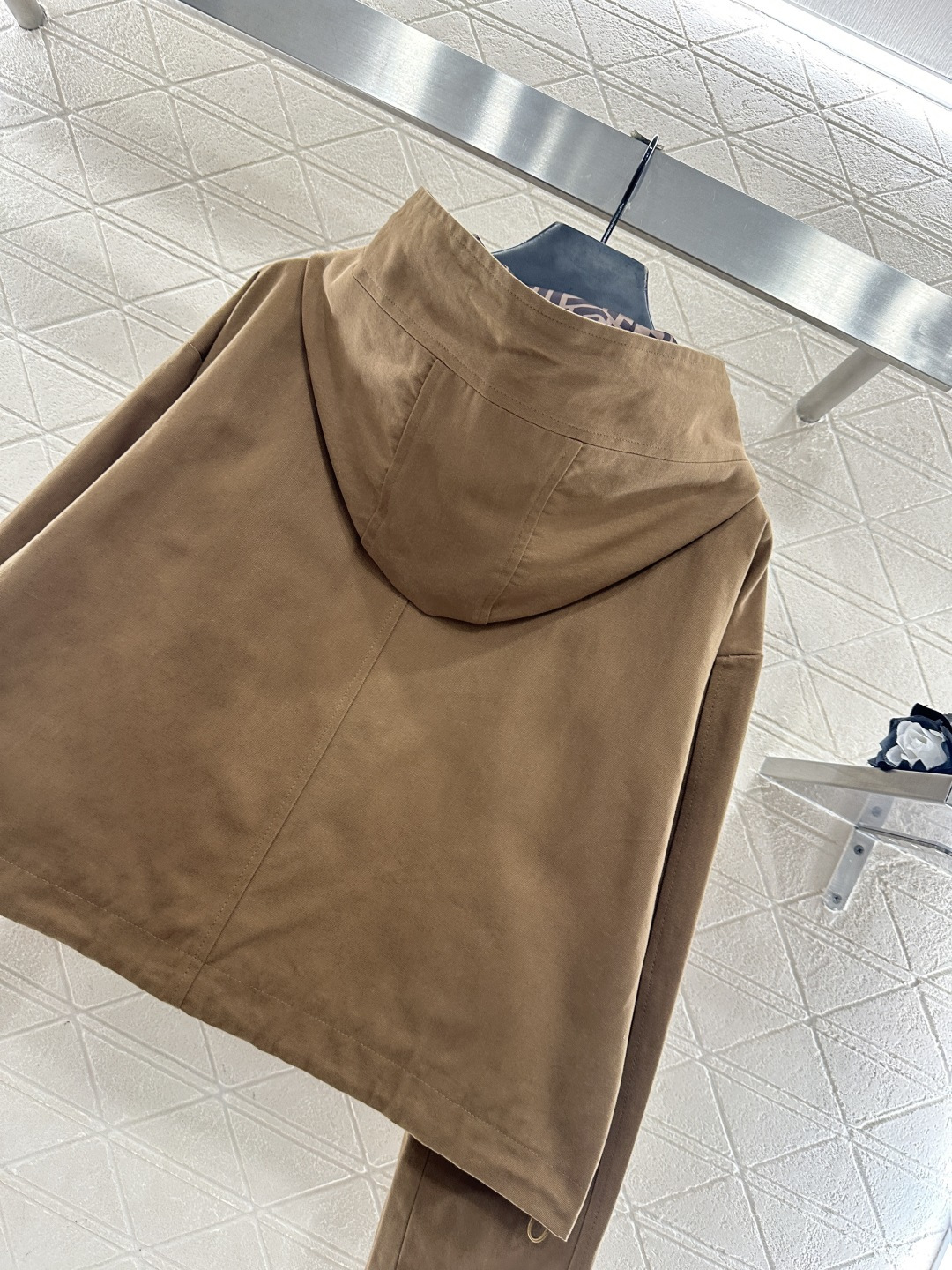 ♥Fend*♥2025新品上架 连帽抽绳夹克外套定制YB进口材质，挺括有型，质感高级，连帽夹克外套，打造