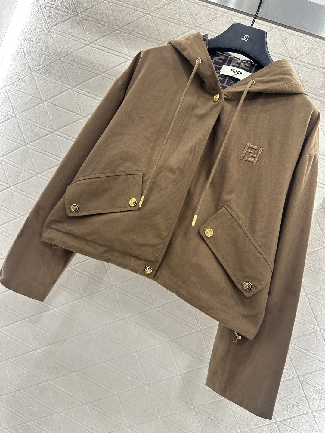 ♥Fend*♥2025新品上架 连帽抽绳夹克外套定制YB进口材质，挺括有型，质感高级，连帽夹克外套，打造