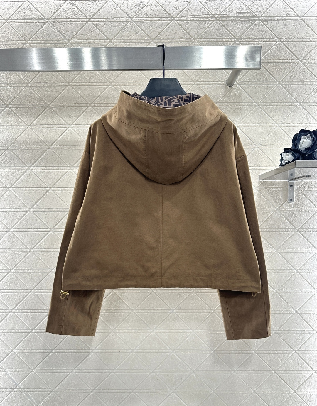♥Fend*♥2025新品上架 连帽抽绳夹克外套定制YB进口材质，挺括有型，质感高级，连帽夹克外套，打造