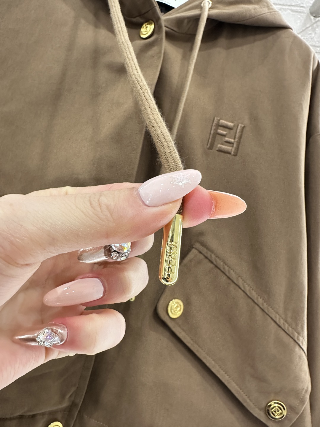 ♥Fend*♥2025新品上架 连帽抽绳夹克外套定制YB进口材质，挺括有型，质感高级，连帽夹克外套，打造