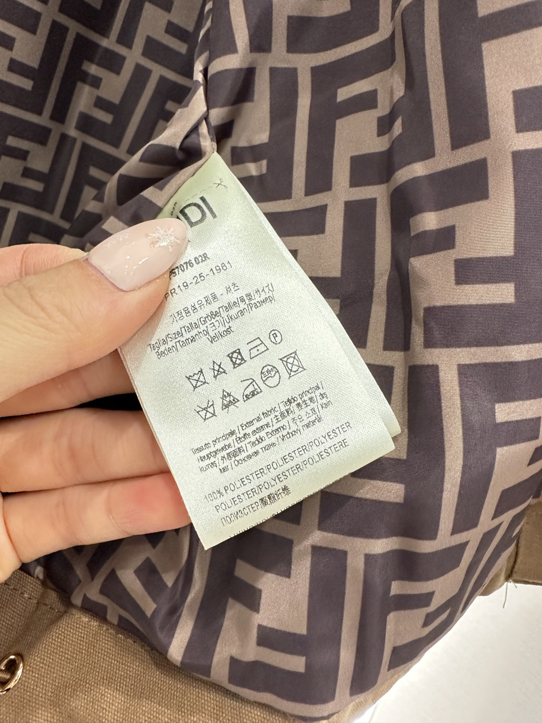 ♥Fend*♥2025新品上架 连帽抽绳夹克外套定制YB进口材质，挺括有型，质感高级，连帽夹克外套，打造