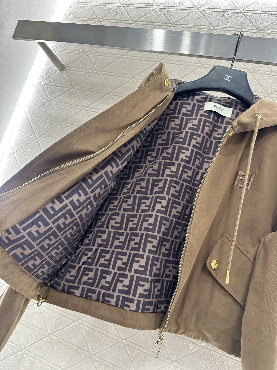 ♥Fend*♥2025新品上架 连帽抽绳夹克外套定制YB进口材质，挺括有型，质感高级，连帽夹克外套，打造