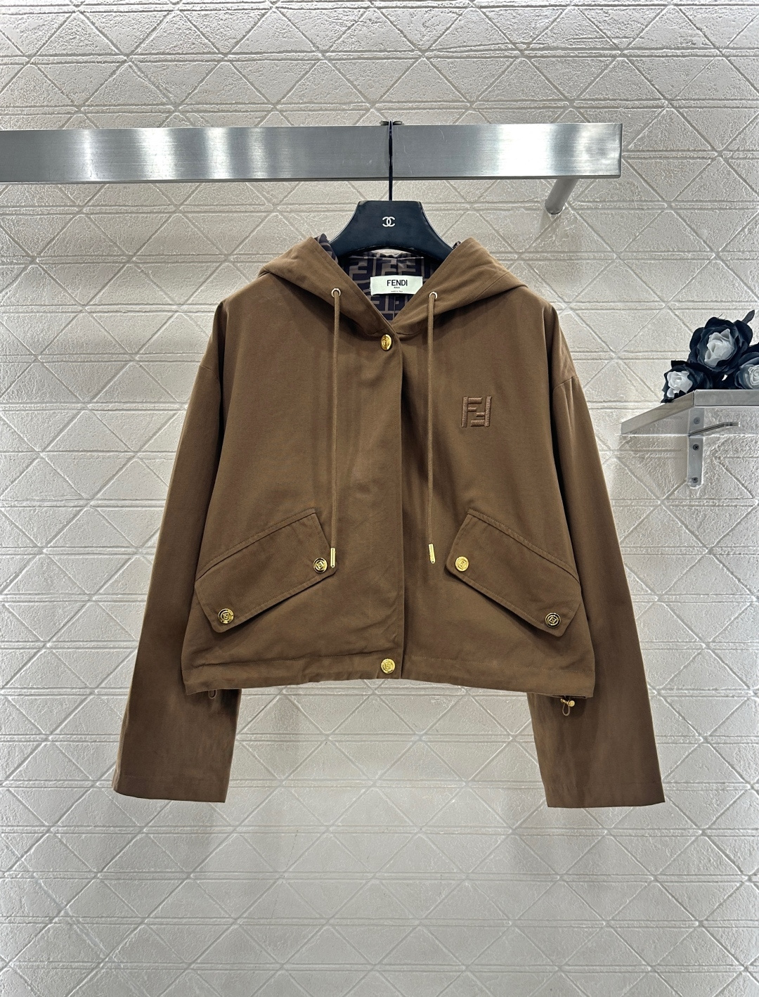 ♥Fend*♥2025新品上架 连帽抽绳夹克外套定制YB进口材质，挺括有型，质感高级，连帽夹克外套，打造