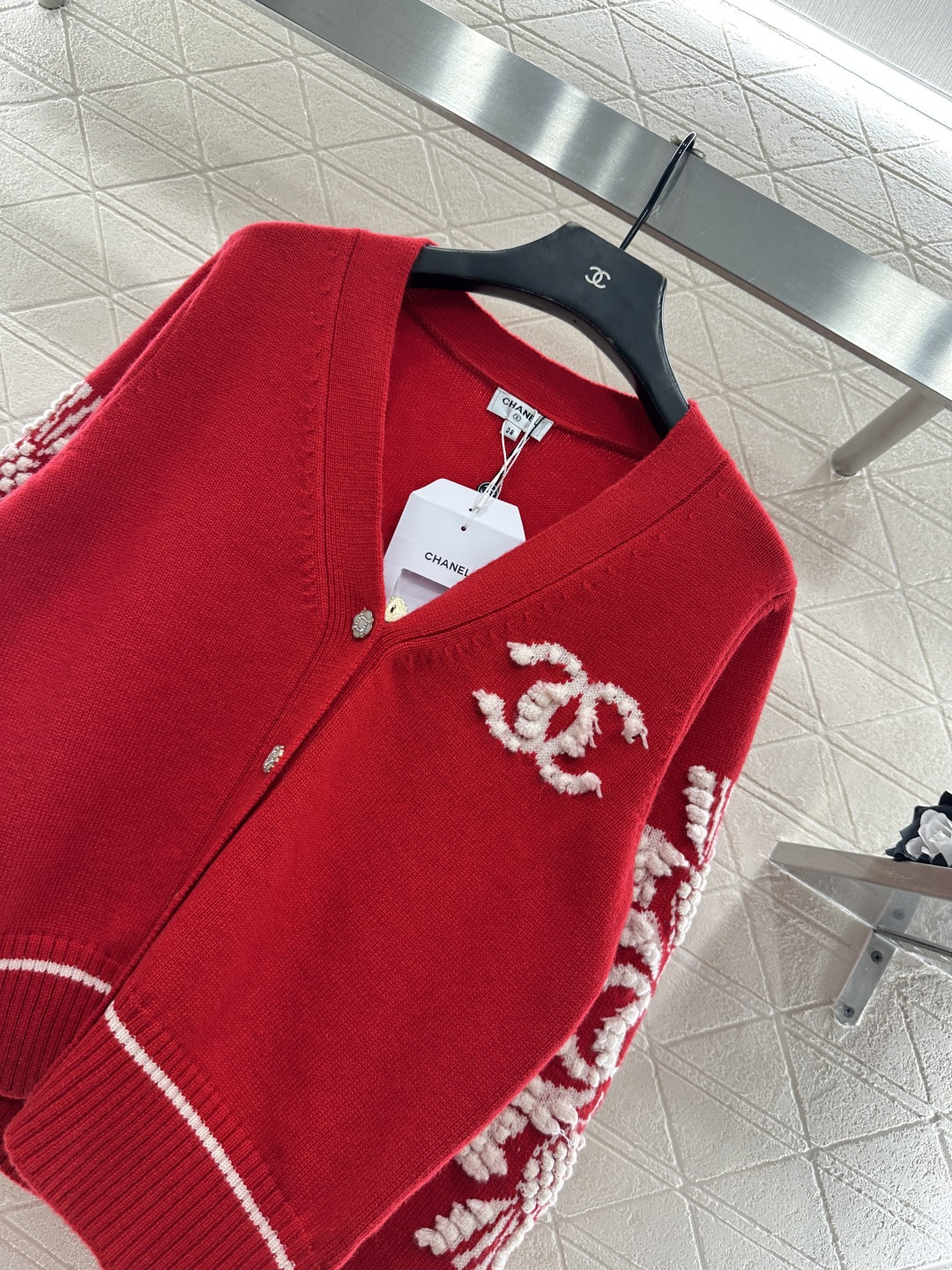 ♥Chane*♥2025新品上架 山茶花V领针织开衫定制YB羊绒纱线织造，密度细针织造，清晰刺绣钩针肌理