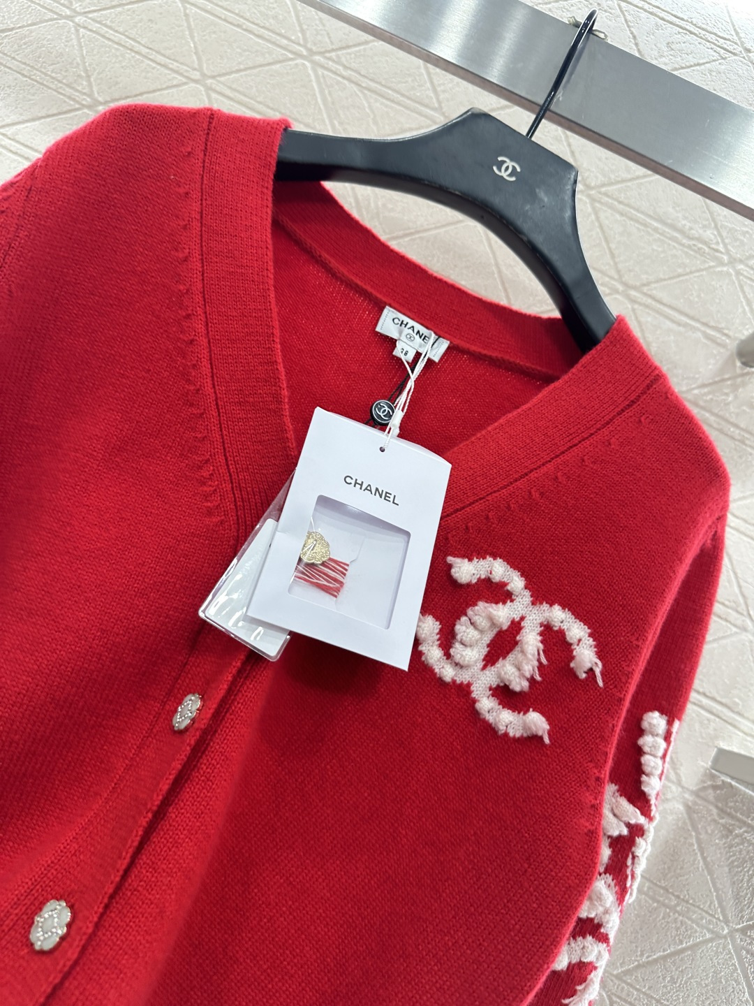 ♥Chane*♥2025新品上架 山茶花V领针织开衫定制YB羊绒纱线织造，密度细针织造，清晰刺绣钩针肌理