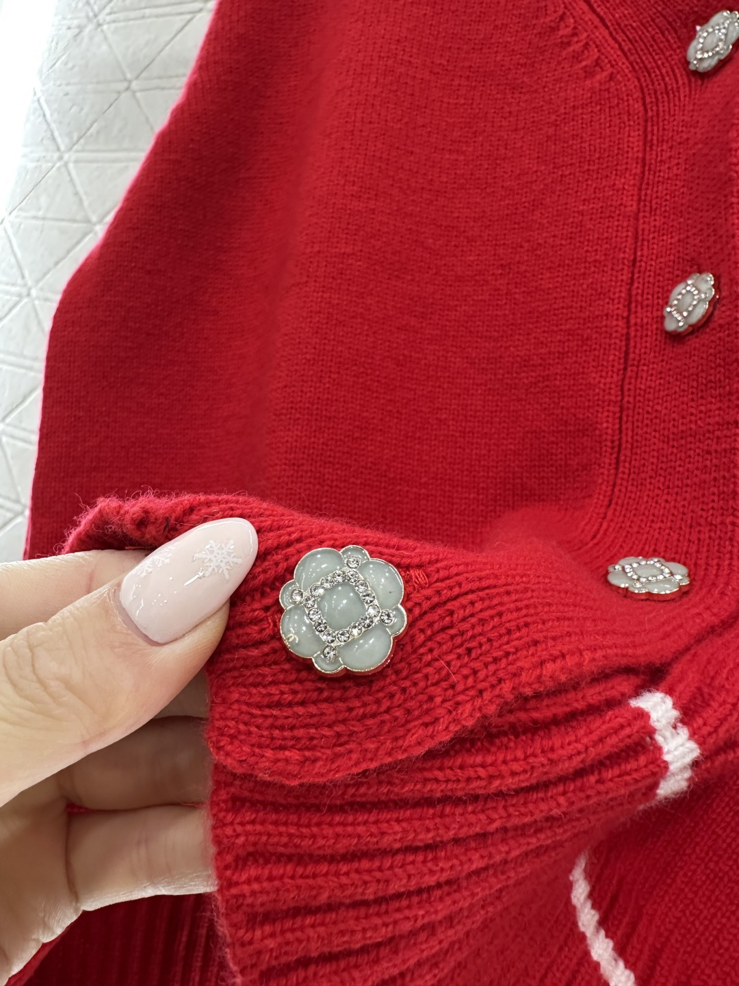 ♥Chane*♥2025新品上架 山茶花V领针织开衫定制YB羊绒纱线织造，密度细针织造，清晰刺绣钩针肌理