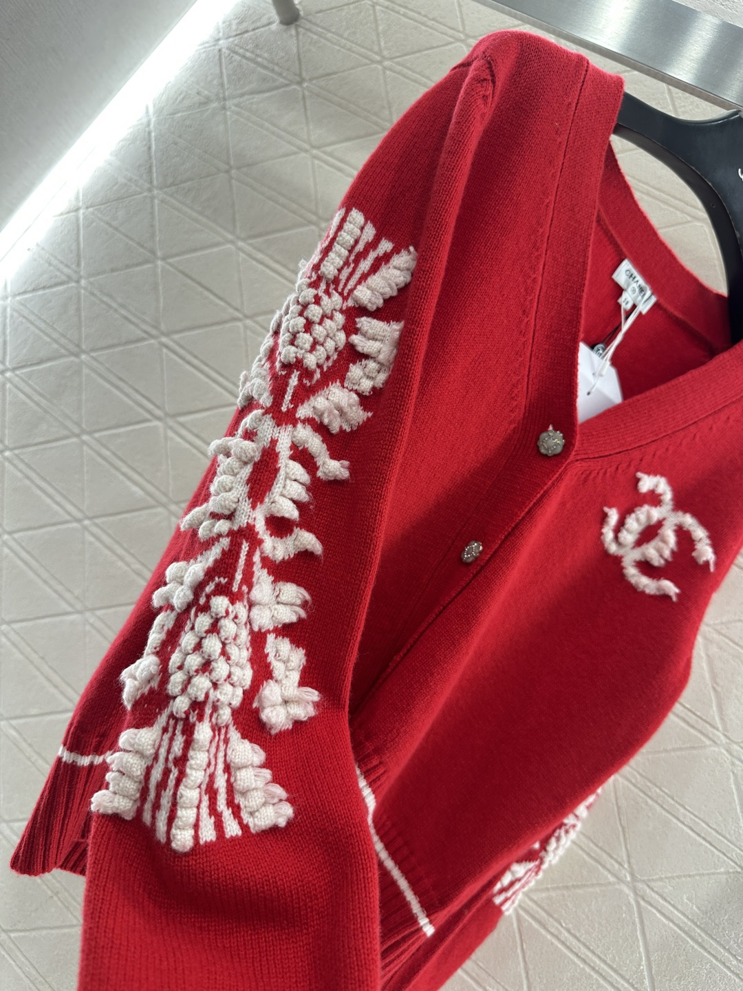 ♥Chane*♥2025新品上架 山茶花V领针织开衫定制YB羊绒纱线织造，密度细针织造，清晰刺绣钩针肌理