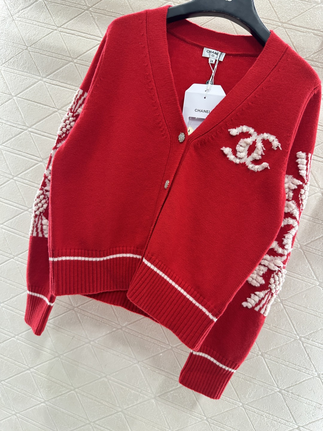 ♥Chane*♥2025新品上架 山茶花V领针织开衫定制YB羊绒纱线织造，密度细针织造，清晰刺绣钩针肌理