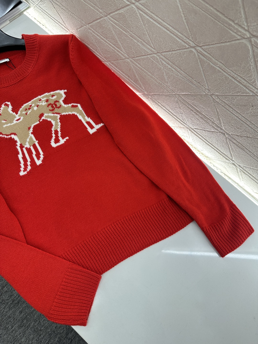 ♥Chane*♥2025新品上架 小鹿钩花针织毛衣定制YB羊毛纱线织造，穿搭舒适，质感十足，圆领针织套头