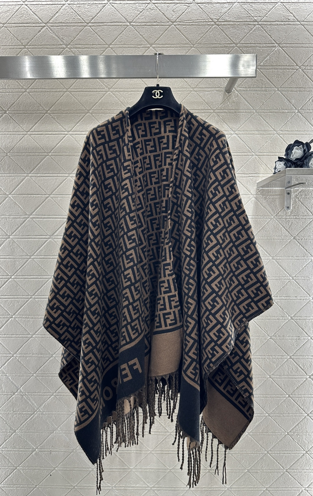 ♥Fend*♥2025新品上架 提花针织流苏斗篷披肩定制YB羊绒羊毛纱线织造，质感高级，舒适柔软，斗篷式