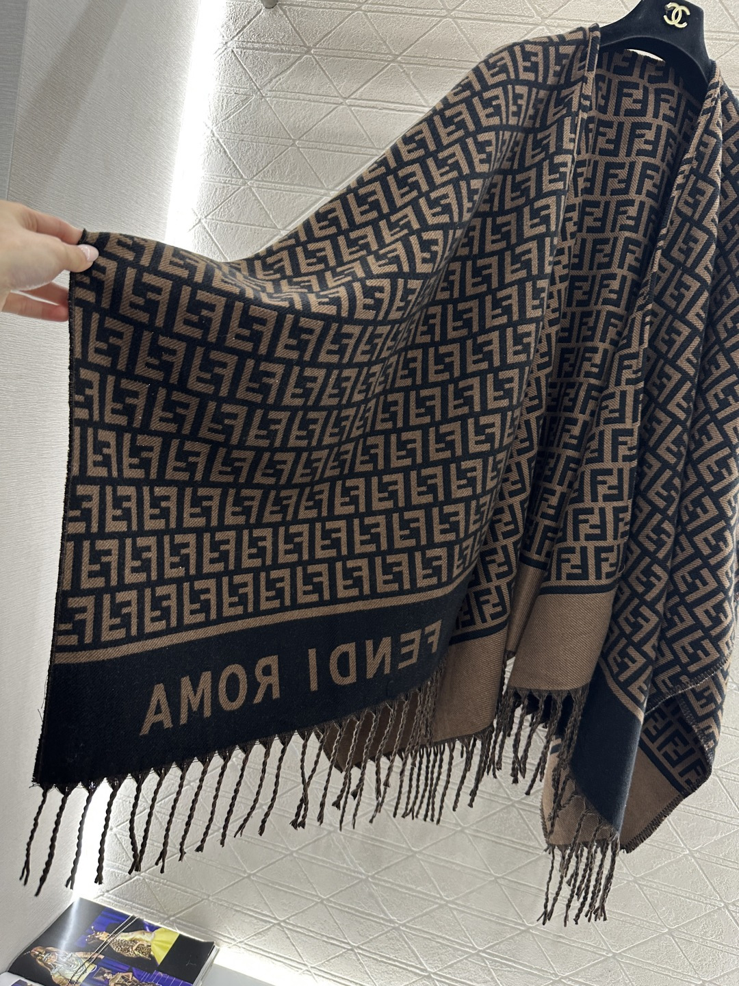 ♥Fend*♥2025新品上架 提花针织流苏斗篷披肩定制YB羊绒羊毛纱线织造，质感高级，舒适柔软，斗篷式
