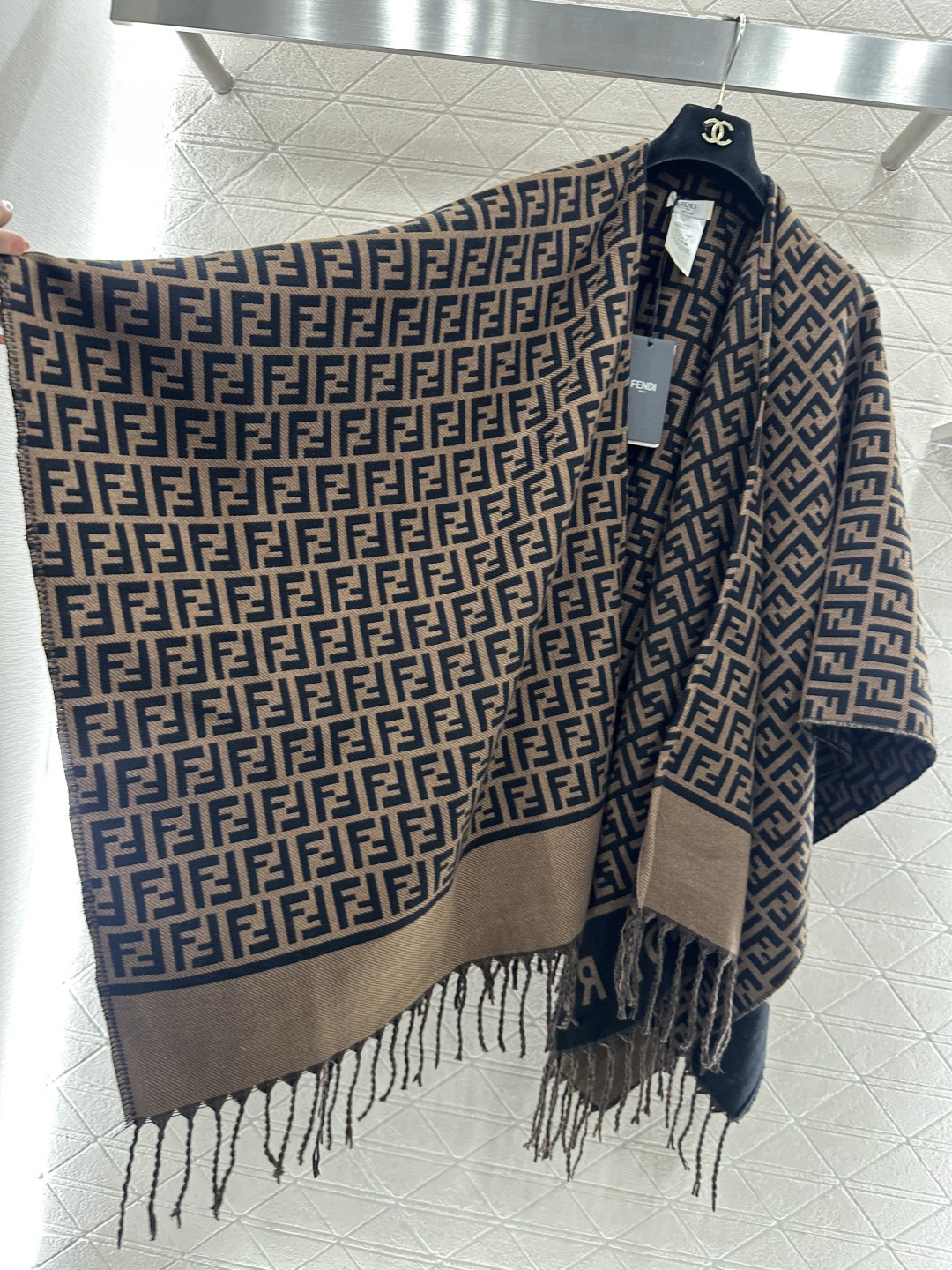 ♥Fend*♥2025新品上架 提花针织流苏斗篷披肩定制YB羊绒羊毛纱线织造，质感高级，舒适柔软，斗篷式