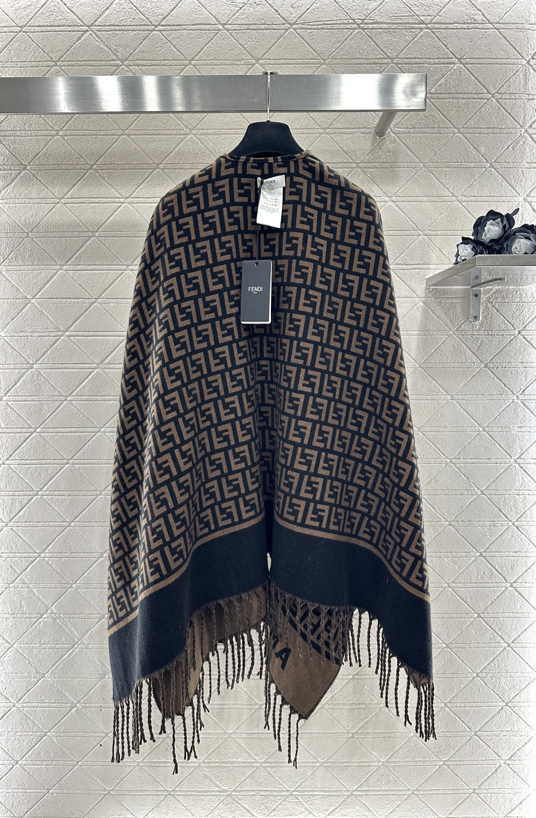♥Fend*♥2025新品上架 提花针织流苏斗篷披肩定制YB羊绒羊毛纱线织造，质感高级，舒适柔软，斗篷式