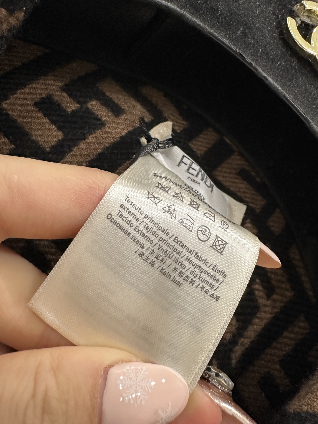 ♥Fend*♥2025新品上架 提花针织流苏斗篷披肩定制YB羊绒羊毛纱线织造，质感高级，舒适柔软，斗篷式