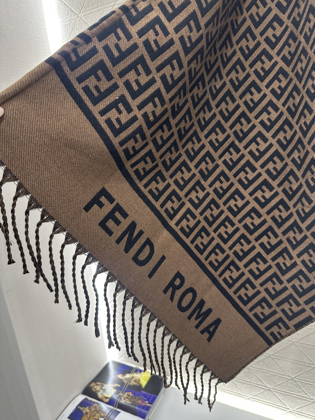 ♥Fend*♥2025新品上架 提花针织流苏斗篷披肩定制YB羊绒羊毛纱线织造，质感高级，舒适柔软，斗篷式