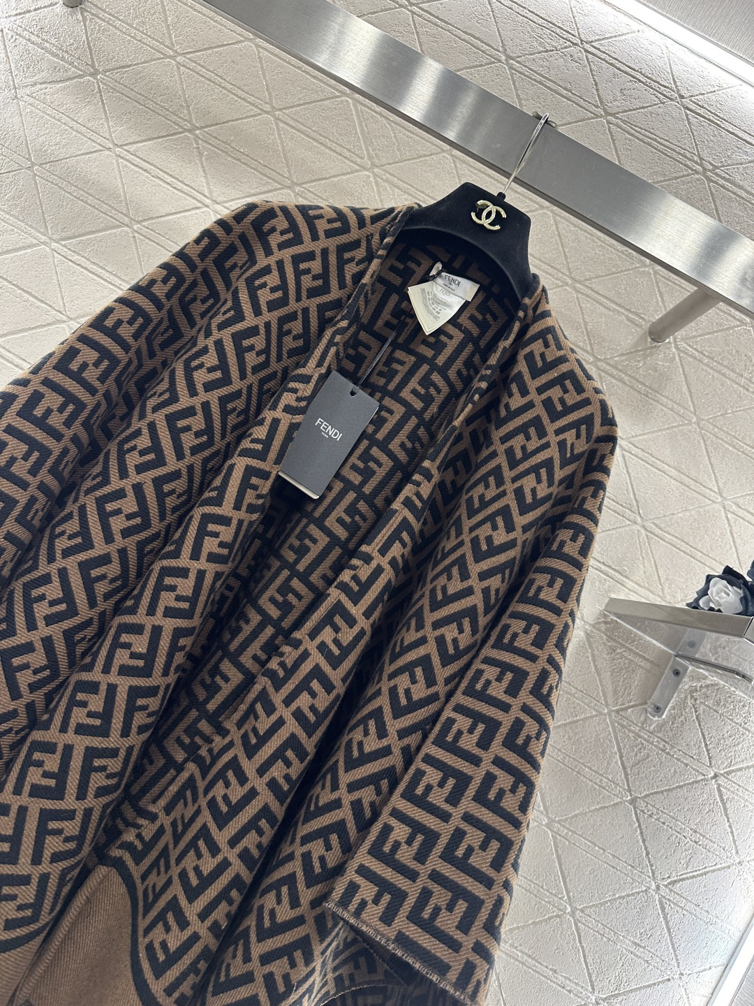 ♥Fend*♥2025新品上架 提花针织流苏斗篷披肩定制YB羊绒羊毛纱线织造，质感高级，舒适柔软，斗篷式