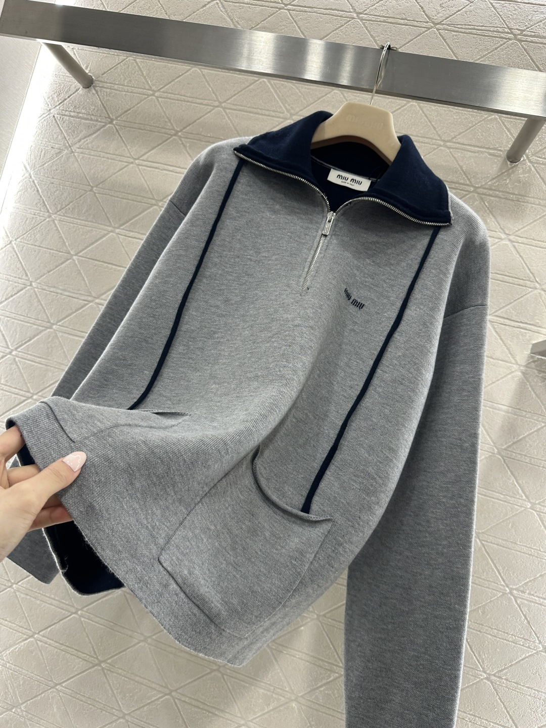 ♥Miumi*♥2025新品上架 翻领半开襟针织上衣定制YB羊毛纱线织造，质感高级，舒适柔软，半开襟拉链