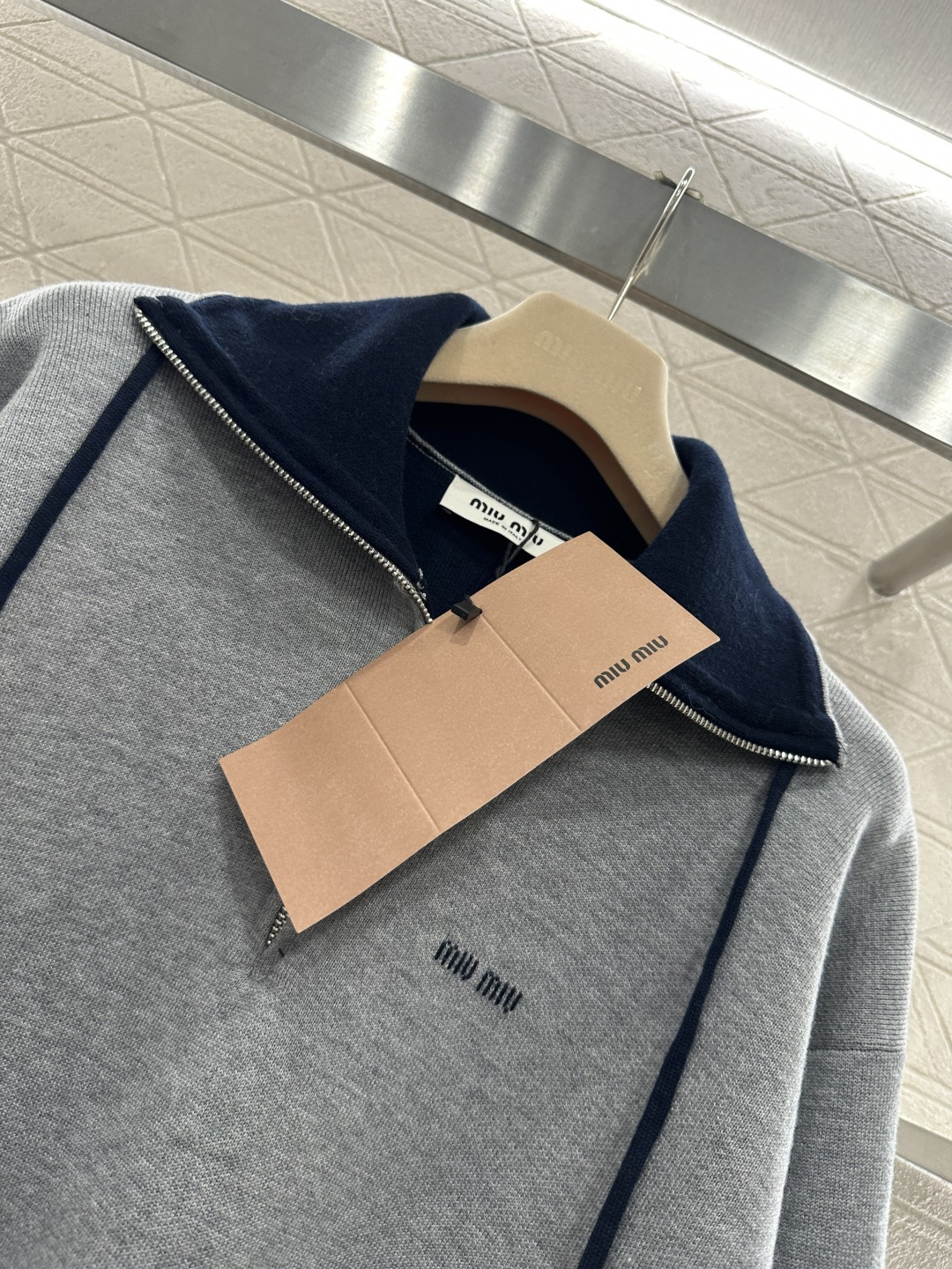 ♥Miumi*♥2025新品上架 翻领半开襟针织上衣定制YB羊毛纱线织造，质感高级，舒适柔软，半开襟拉链