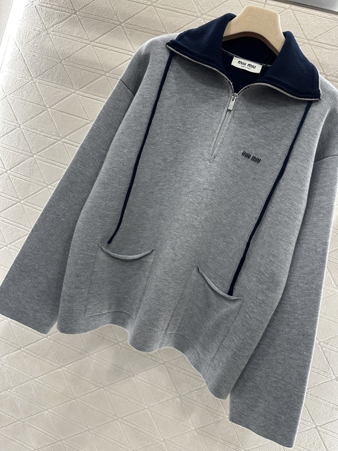♥Miumi*♥2025新品上架 翻领半开襟针织上衣定制YB羊毛纱线织造，质感高级，舒适柔软，半开襟拉链