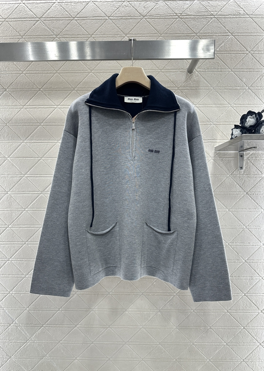 ♥Miumi*♥2025新品上架 翻领半开襟针织上衣定制YB羊毛纱线织造，质感高级，舒适柔软，半开襟拉链