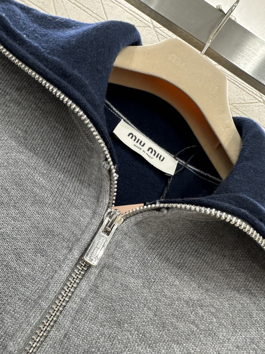 ♥Miumi*♥2025新品上架 翻领半开襟针织上衣定制YB羊毛纱线织造，质感高级，舒适柔软，半开襟拉链