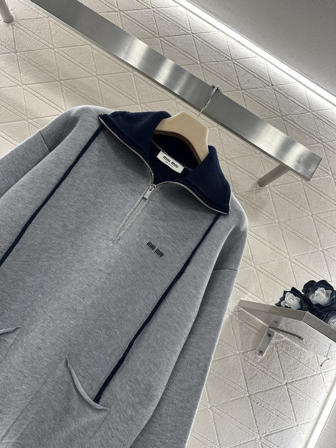 ♥Miumi*♥2025新品上架 翻领半开襟针织上衣定制YB羊毛纱线织造，质感高级，舒适柔软，半开襟拉链