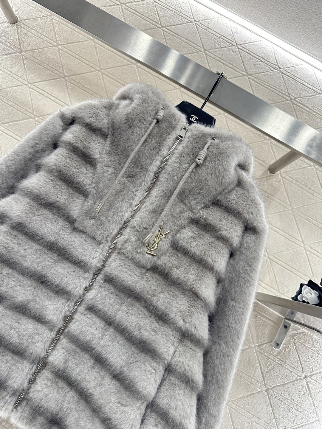 ♥Saint Lauren*♥2025新品上架 连帽环保皮毛外套定制YB进口环保皮毛材质，外层丝毛处理，