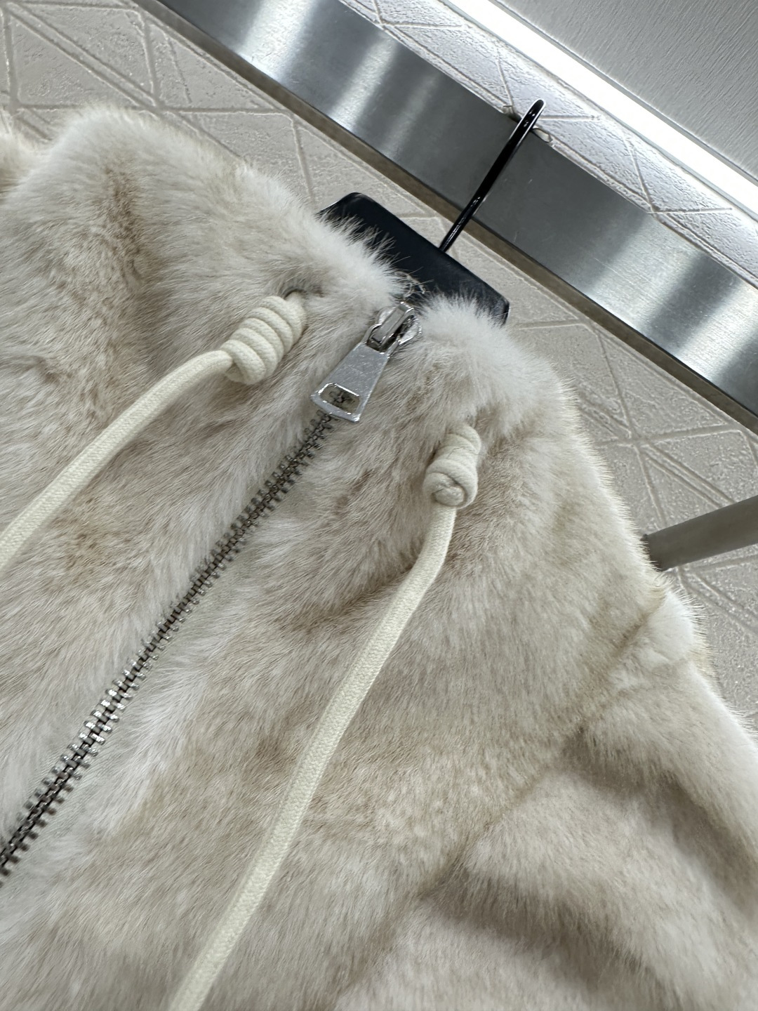 ♥Saint Lauren*♥2025新品上架 连帽环保皮毛外套定制YB进口环保皮毛材质，外层丝毛处理，