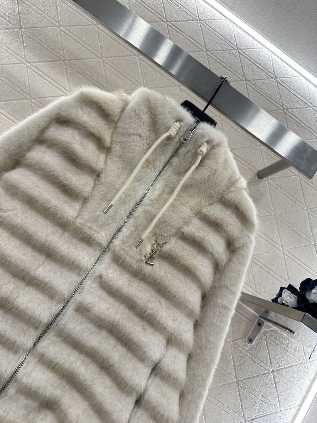 ♥Saint Lauren*♥2025新品上架 连帽环保皮毛外套定制YB进口环保皮毛材质，外层丝毛处理，