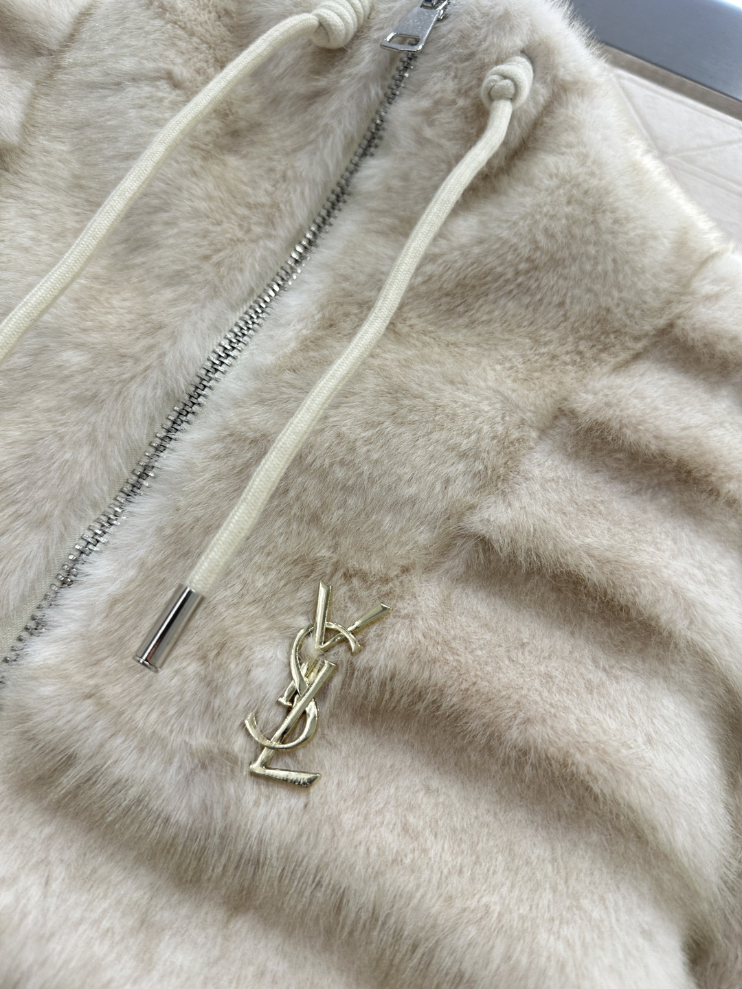 ♥Saint Lauren*♥2025新品上架 连帽环保皮毛外套定制YB进口环保皮毛材质，外层丝毛处理，