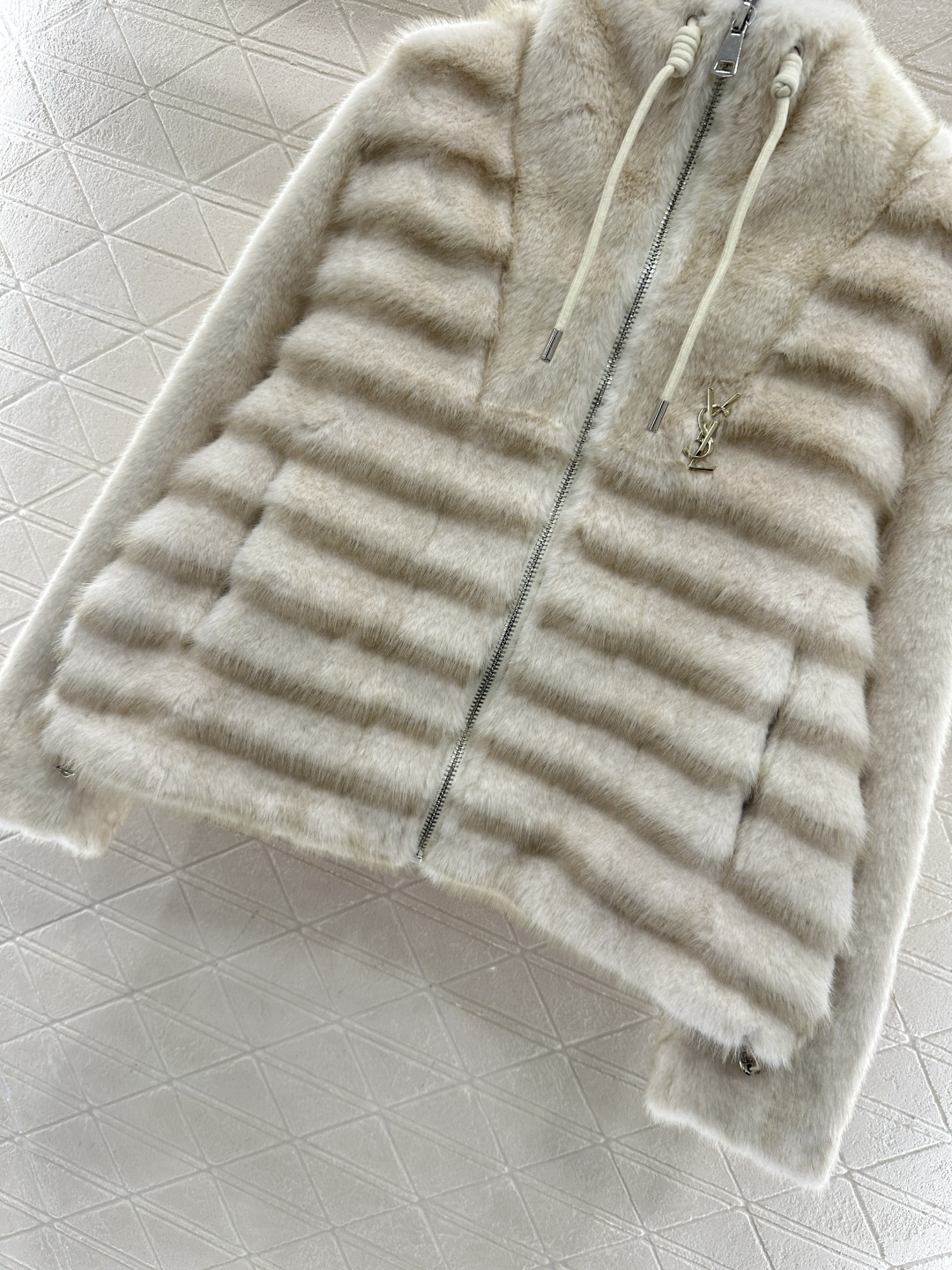 ♥Saint Lauren*♥2025新品上架 连帽环保皮毛外套定制YB进口环保皮毛材质，外层丝毛处理，