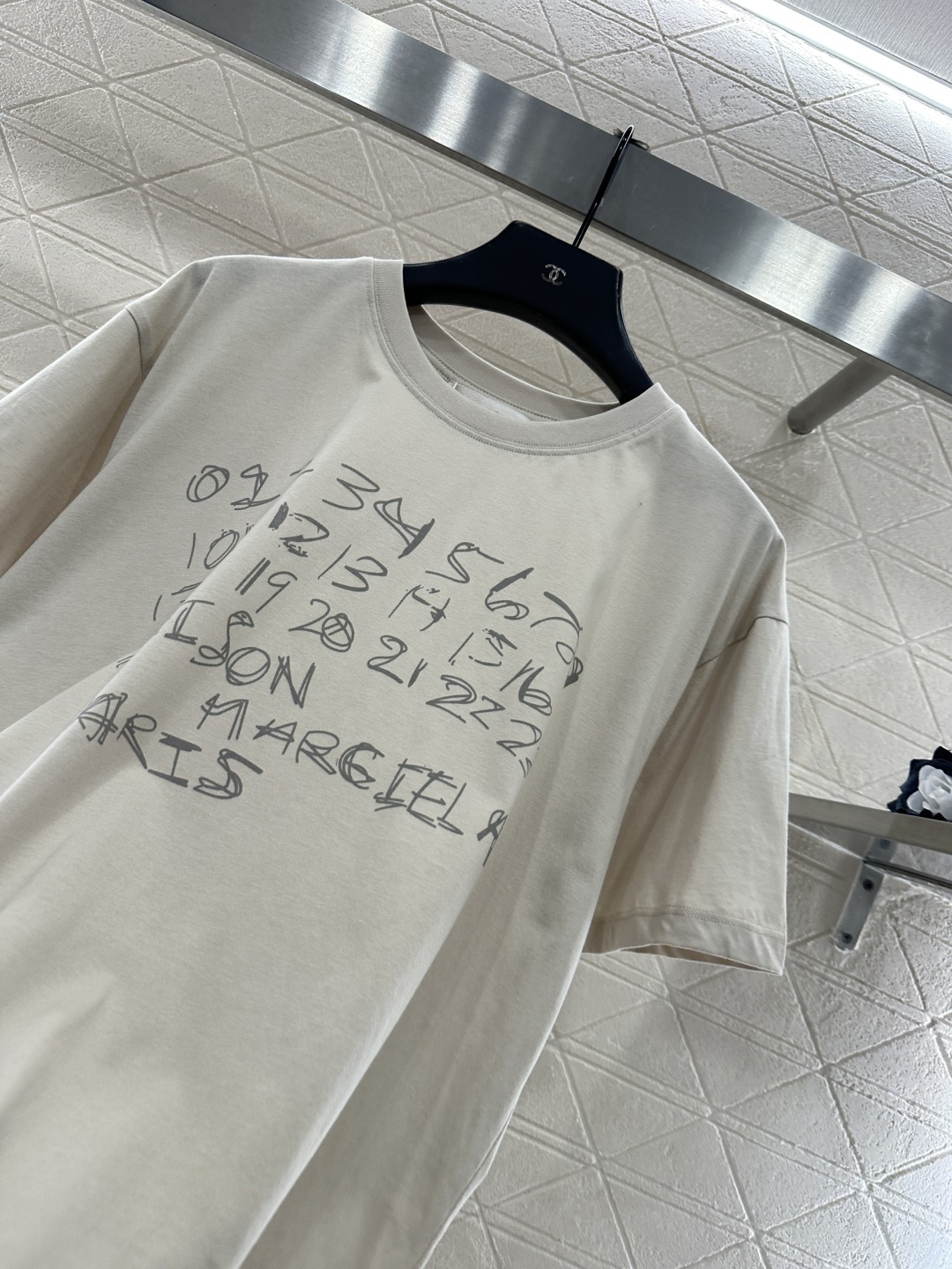 ♥MM6*♥2025新品上架 圆领花体徽标𝑇𝑒𝑒定制YB原生全棉材质，质感细腻，舒适透气，宽松overs